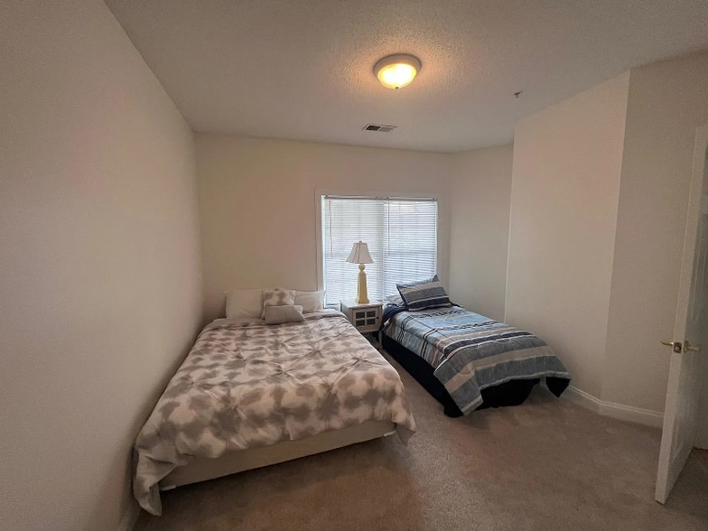 Building Photo - 5063 Glenbrook Dr