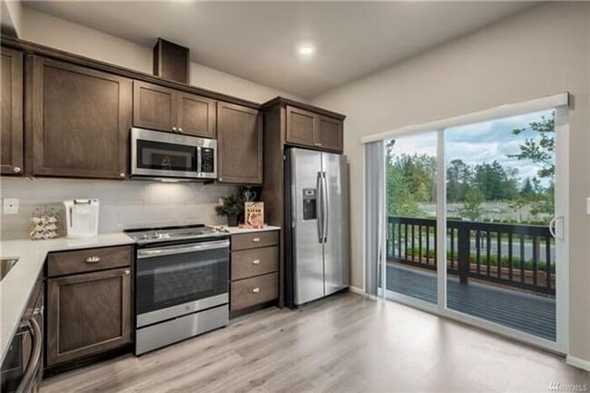 Building Photo - Sunrise TOWN HOME 2BDR 2.5BATH W/ 2 CAR GA...