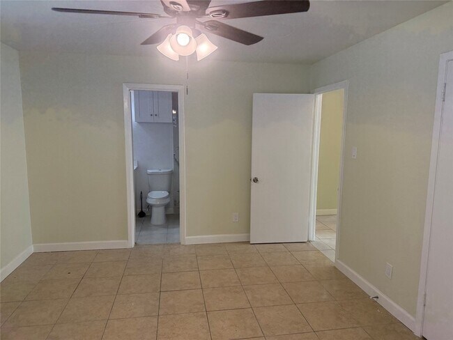 Building Photo - 6525 Renwick Dr
