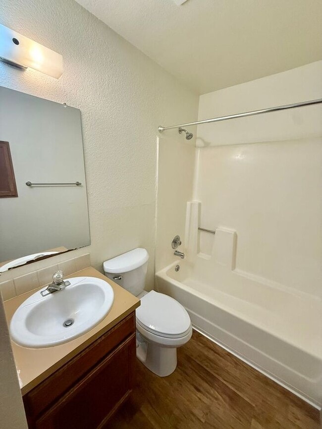 Building Photo - Cozy 2 Bed/1 Bath Apartment in North Loveland. New Wood Floors!