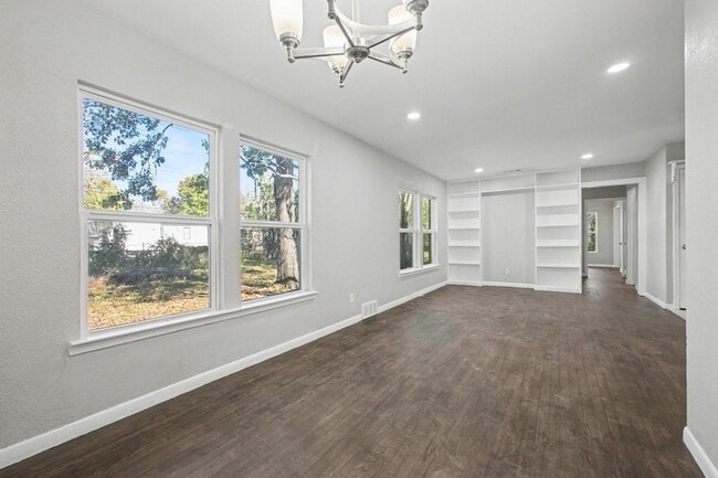 Building Photo - 2319 Glengariff Dr