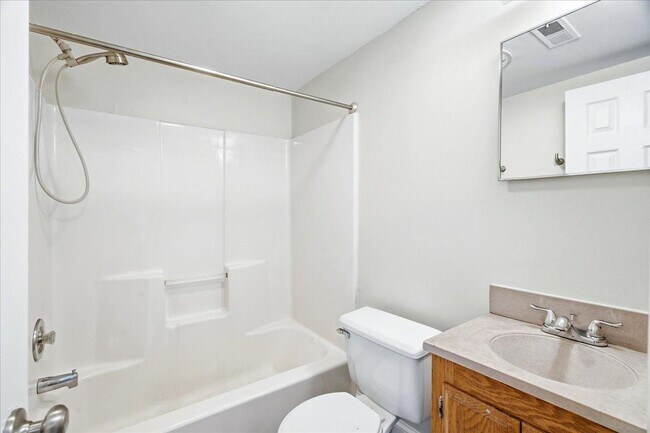 Building Photo - 100 E 8th St