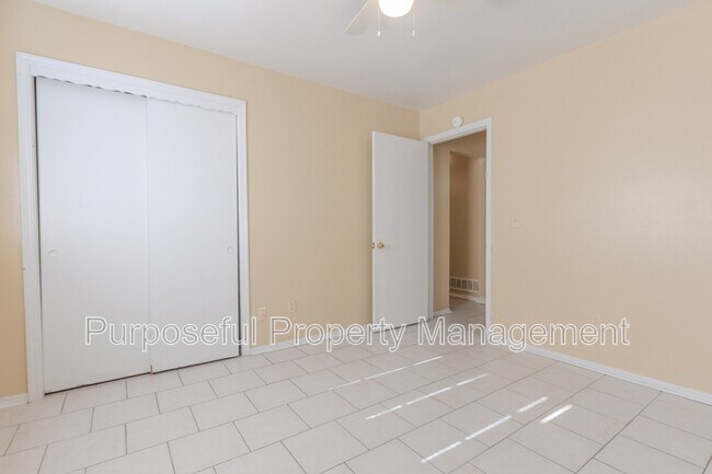 Building Photo - 809 Meadowgreen Dr