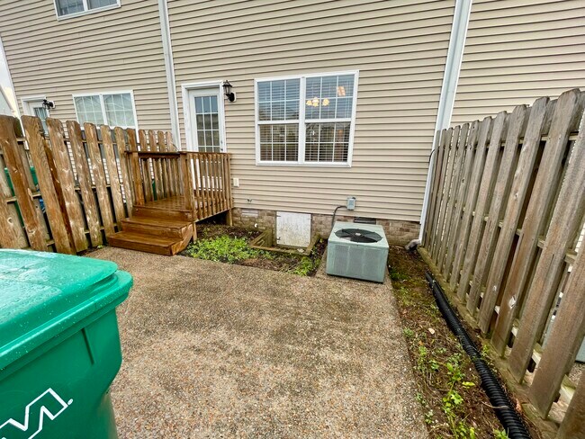 Building Photo - 1047 McKenna Dr