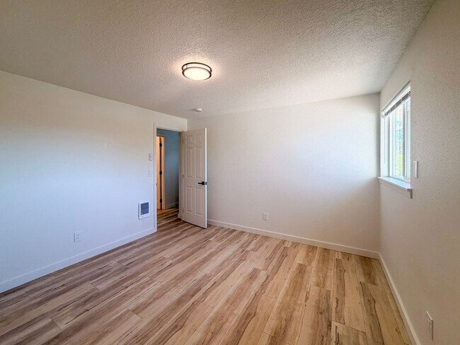 Building Photo - 4507-4517-4517 Boulder Dr SE