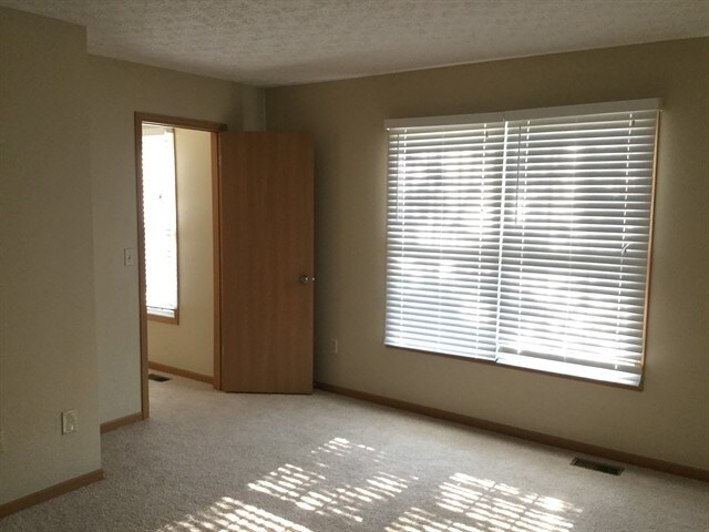 Building Photo - 383 Wheatfield Dr