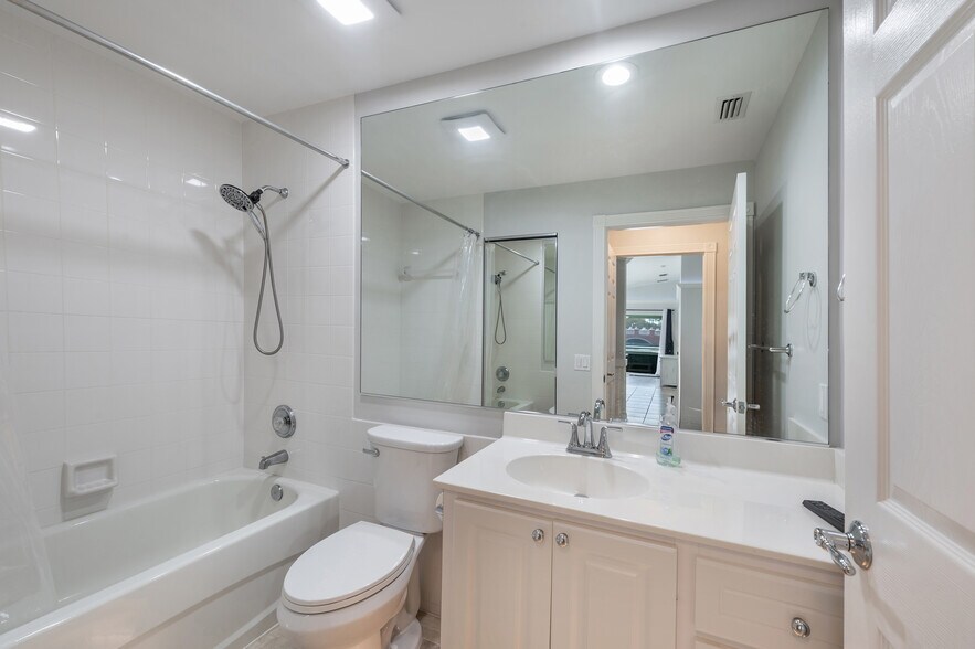 Building Photo - 7221 Bellini Way
