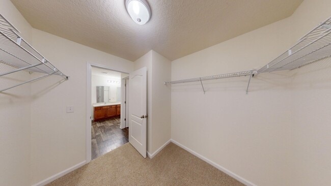 Building Photo - 4/2 Big Family Home In Adams Lake Availabl...