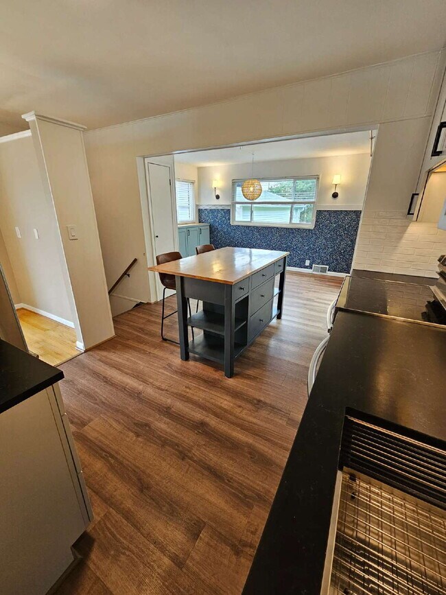 Building Photo - Beautiful 3-Bedroom Ranch in Desirable Northwest Warren, Nice Kitchen, Large Living Room, Finishe...