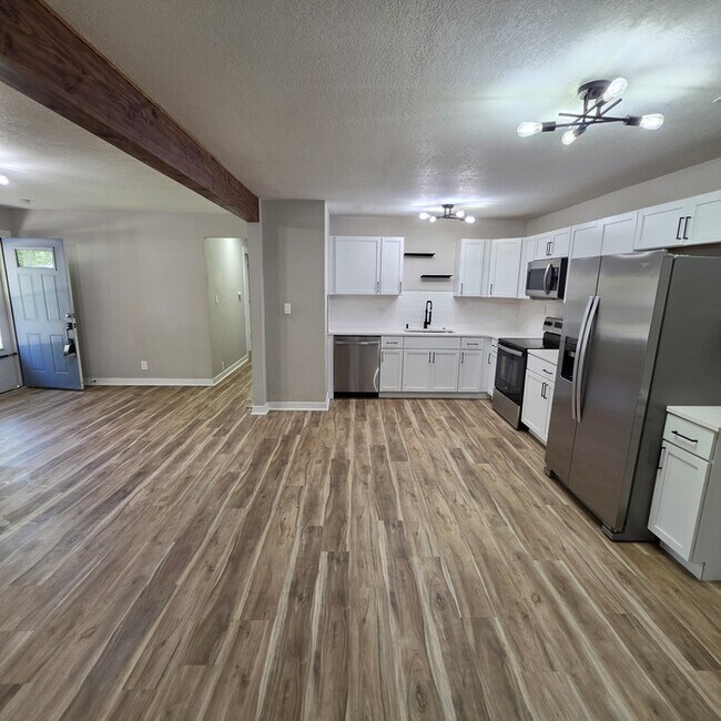 Building Photo - Beautiful 4 bedrooms and 2 full baths home located on E 113th St in Kansas City, MO