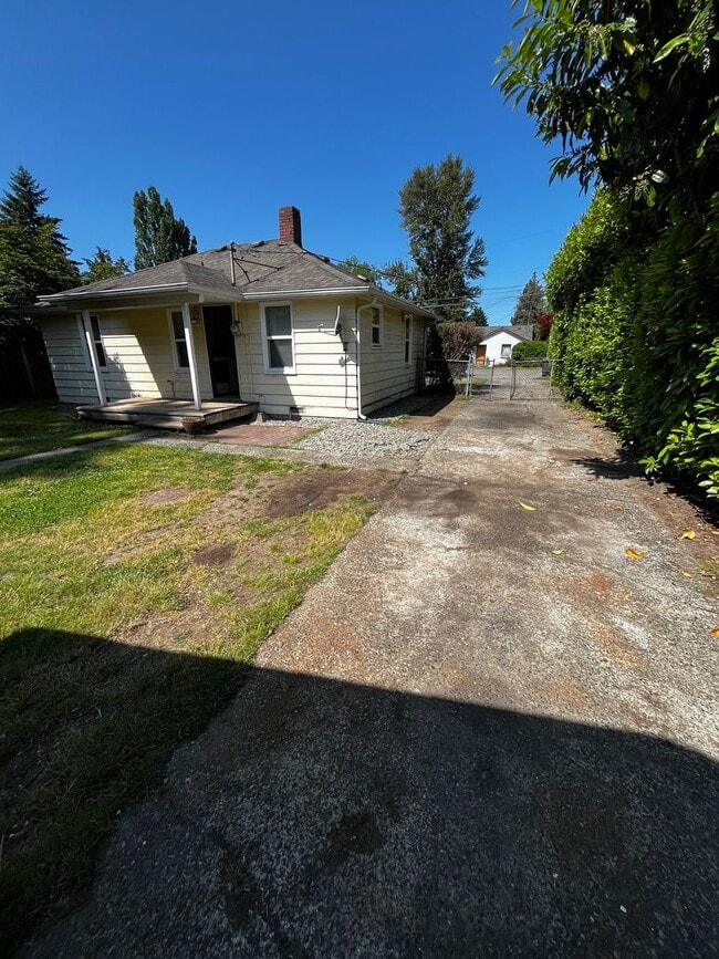 Building Photo - Fully Renovated 2 BD and 1 BA w/ detached ...
