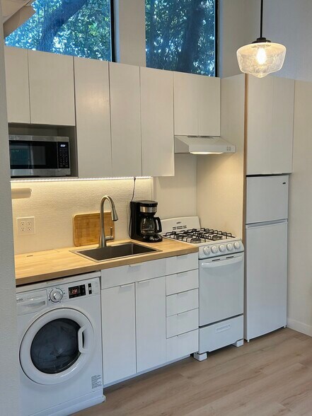 Building Photo - 3440 SW Falcon St