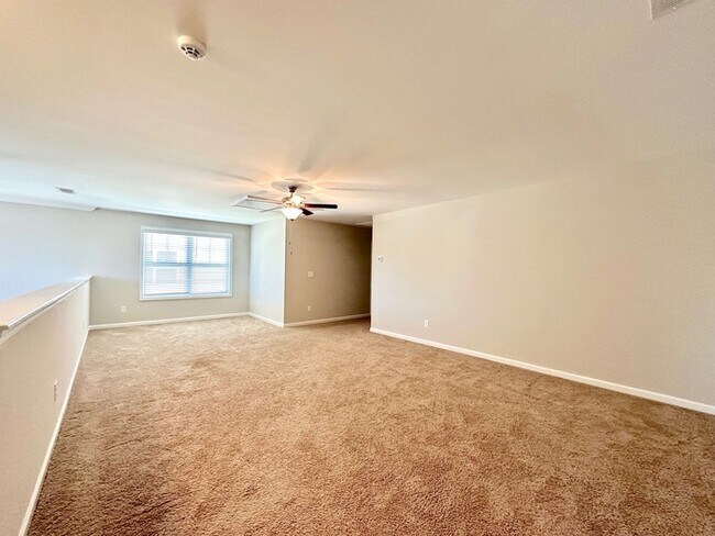 Building Photo - Beautiful 4 bedroom, 3 bath townhome end u...