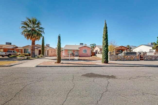 Building Photo - Charming 3 bedroom, 2 bath home in Central El Paso! Special No admin fee, $29 application fee!