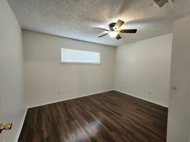 Building Photo - 421 Cousins Ln