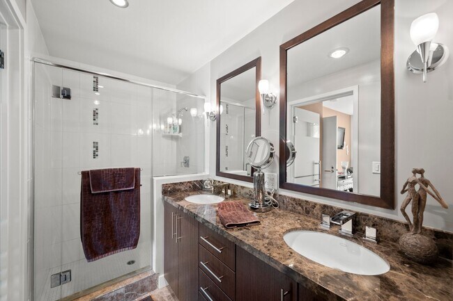 Building Photo - West Facing Downtown Condo for Rent!