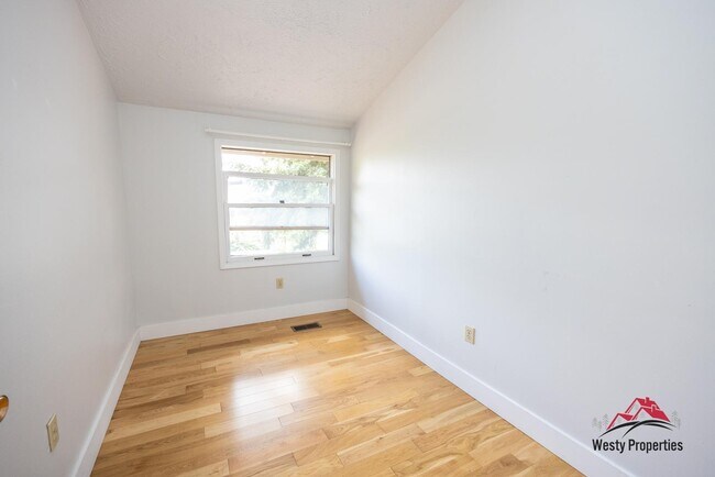 Building Photo - 2407 NE Skidmore St