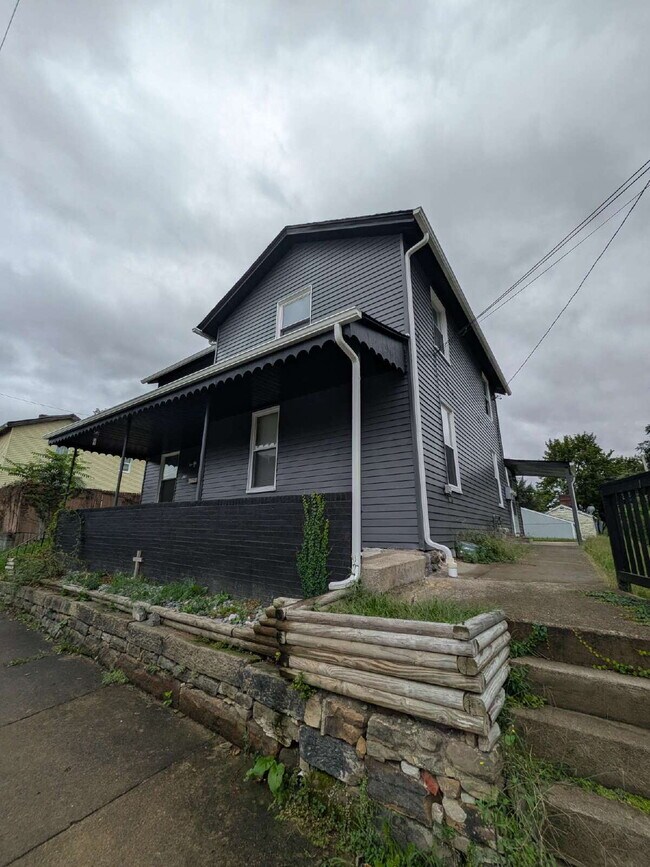 Building Photo - Beautifully updated 2 bed 1 bath apartment in Beaver Falls!