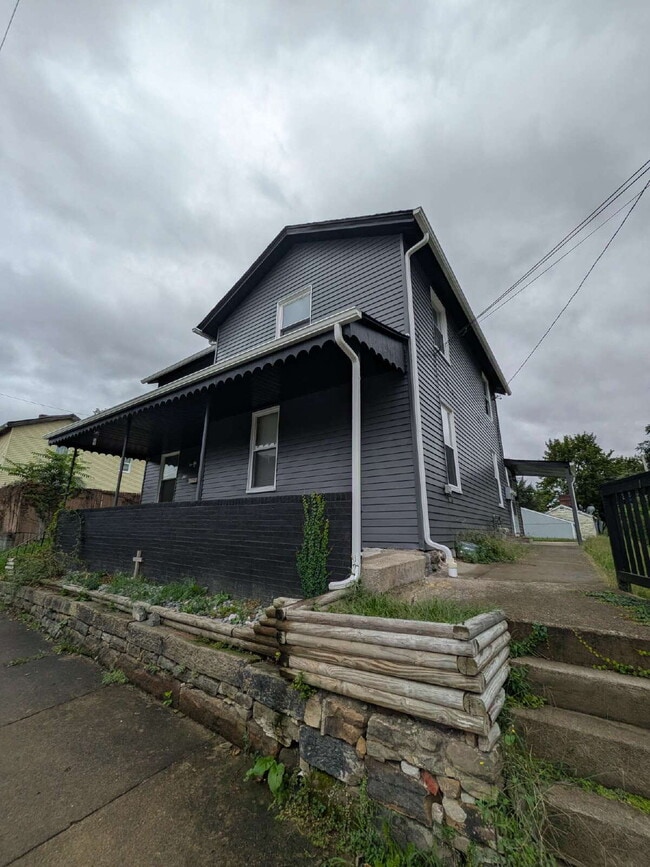 Building Photo - Beautifully updated 2 bed 1 bath apartment in Beaver Falls!  OPEN HOUSE on Thursday (February 5) ...