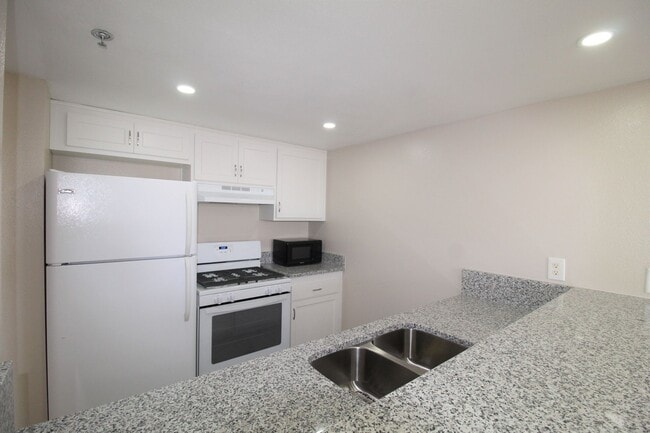 Building Photo - Remodeled Condo in Central Oxnard Gated Community!