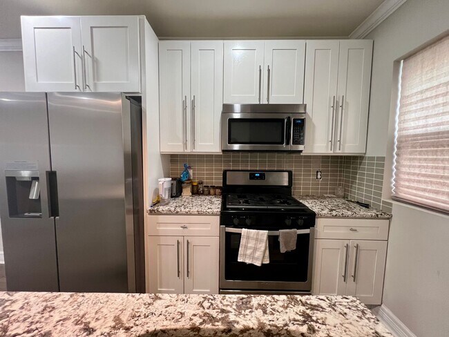 Building Photo - Stunning 3-Bedroom Townhome in Francisville! Available NOW!