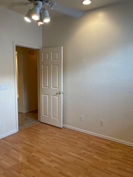 Building Photo - 1079 E Susan Ln