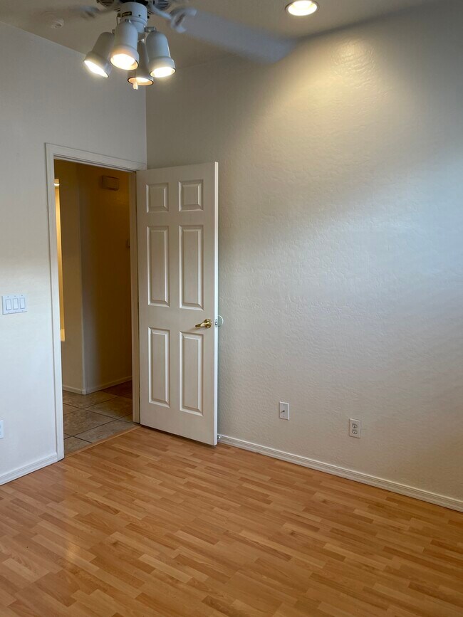 Building Photo - 1079 E Susan Ln