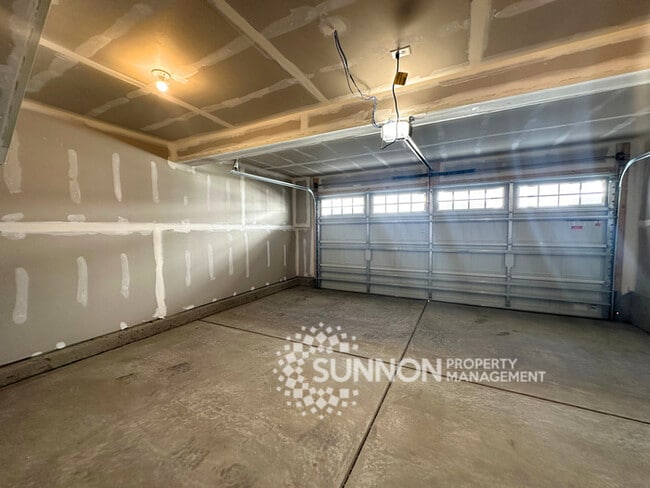 Building Photo - Spacious 3-Bedroom Townhome in a Prime Location