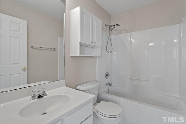 Building Photo - **OFFERING REFUNDABLE APPLICATION FEES** Terrific 3BD, 2.5BA Raleigh End Unit Townhome in a Prime...