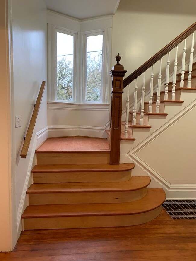 Building Photo - Stately Beauty with 3BR 1.5BA