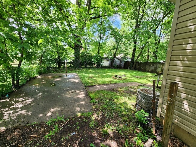 Building Photo - Spacious 2-Bedroom, 1-Bathroom Home AVAILABLE NOW!!
