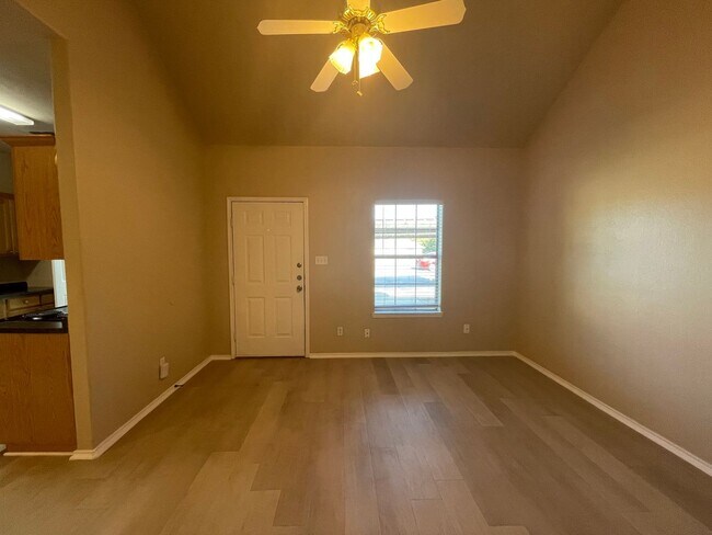 Building Photo - 105-107 Sunburst Court