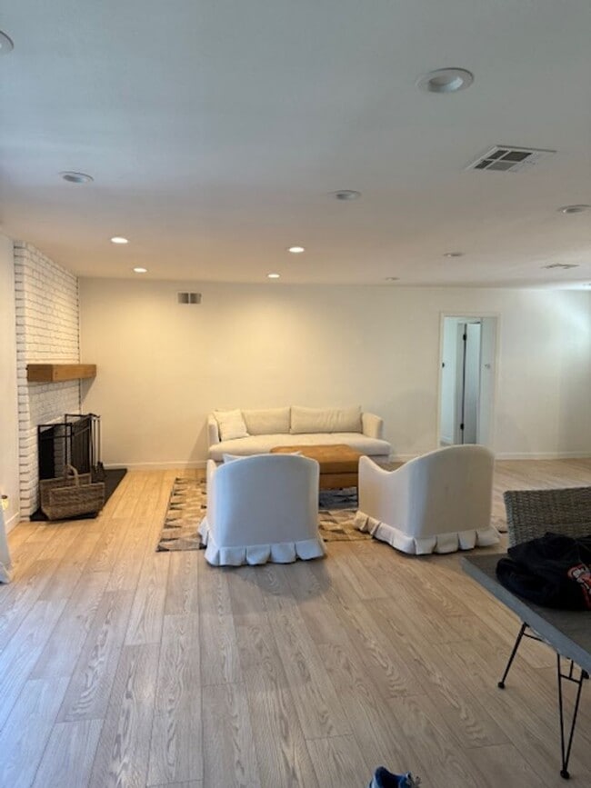 Building Photo - Prime Ojai Location!