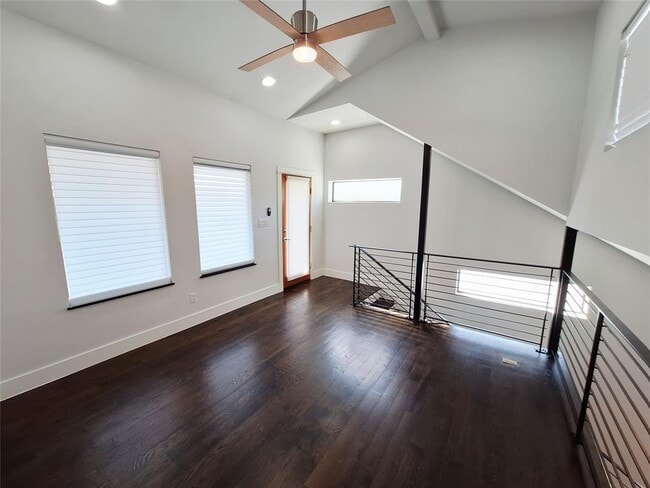 Building Photo - 607 Peacock Ln