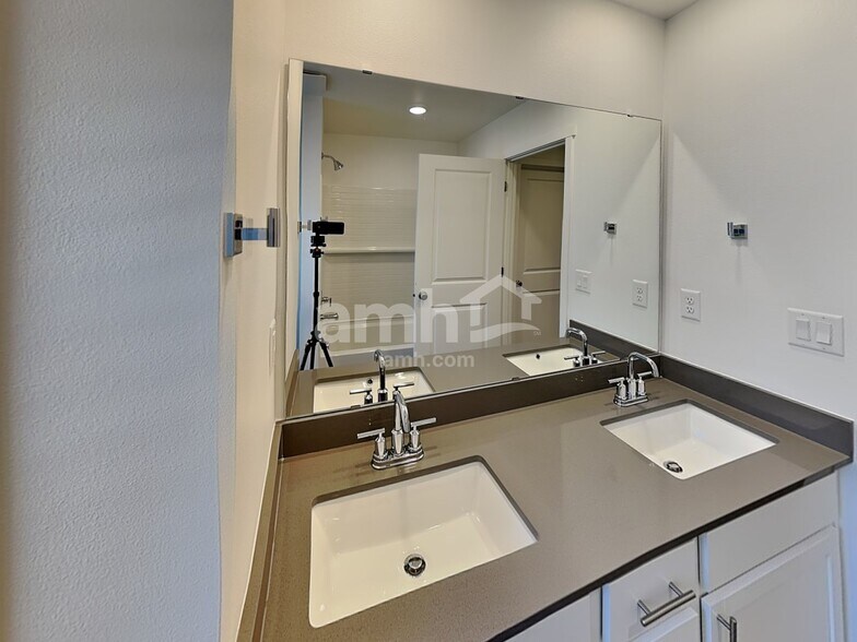 Building Photo - 4727 85th Dr NE