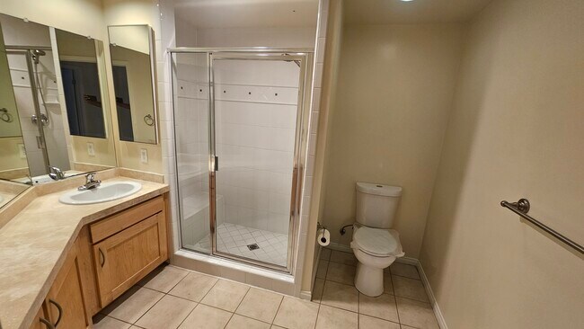 Building Photo - 949 N Croft Ave