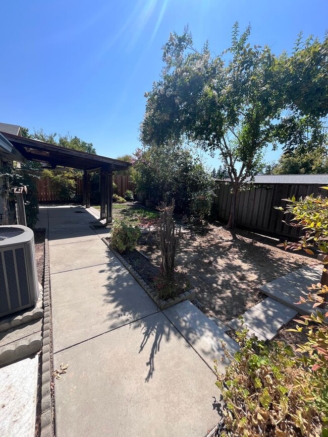 Building Photo - NICE UPDATED HOME IN SACRAMENTO!