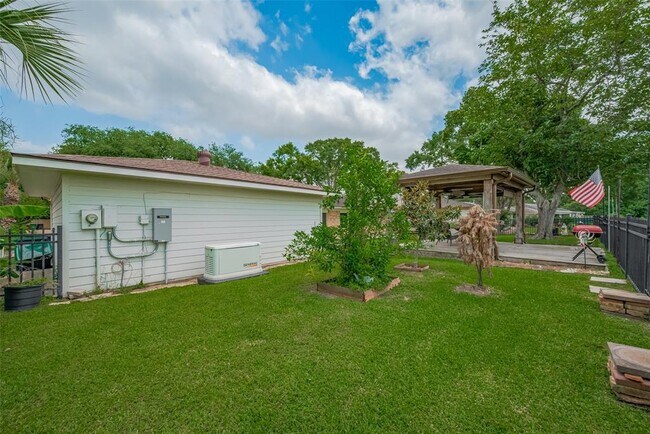 Building Photo - 15222 Torry Pines Rd