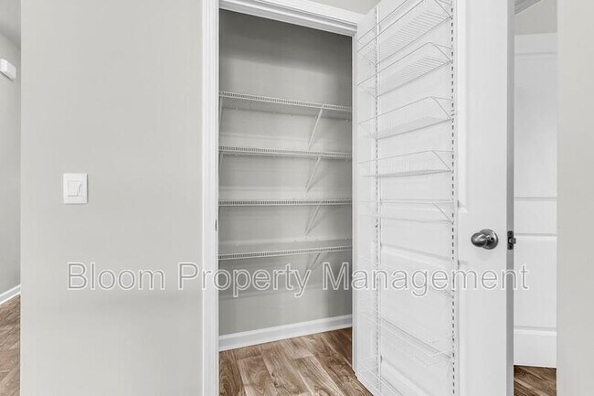 Building Photo - 205 Maple Hl Dr