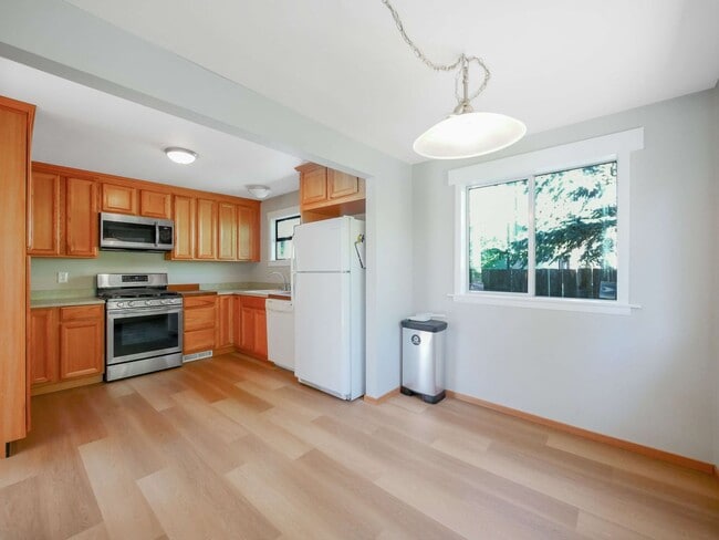 Building Photo - 2 Bed 1.5Bath Single-family House Availabl...