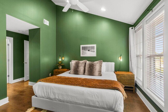 Building Photo - 4 BEDROOM, 5 BATH, 2-CAR GARAGE-