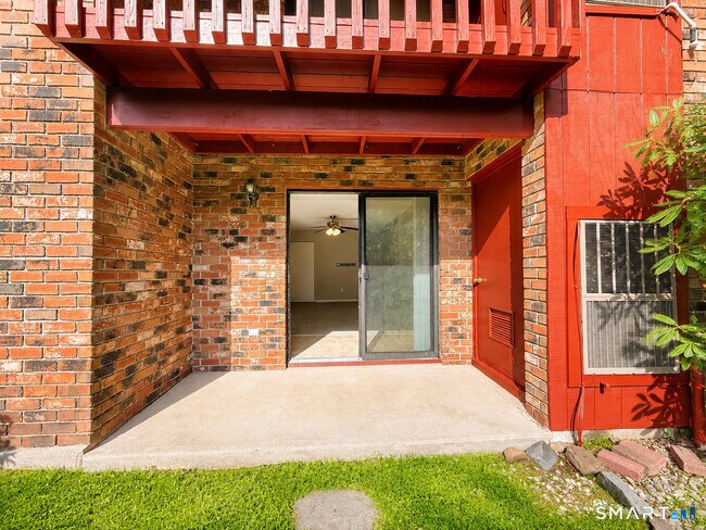 Building Photo - 10 Woodsedge Dr