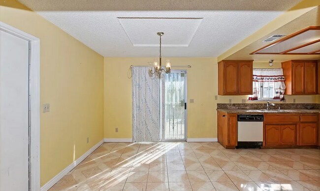 Building Photo - 3 BEDROOM HESPERIA HOME
