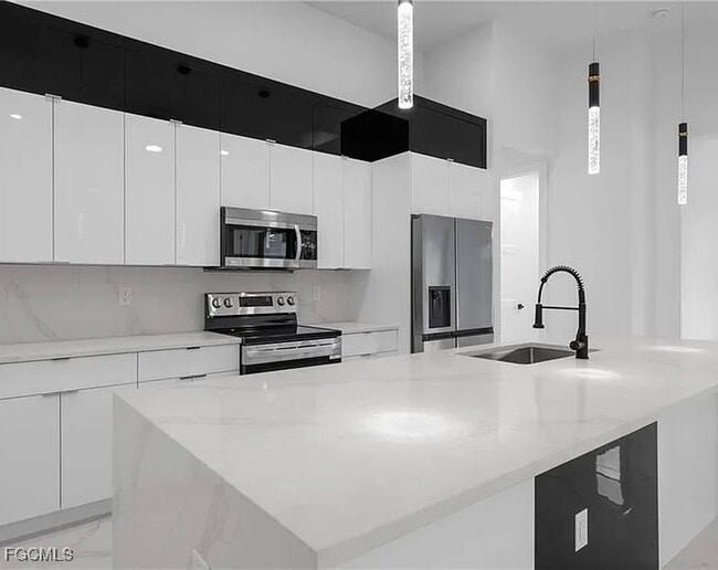Building Photo - 223 SW 22nd Ct
