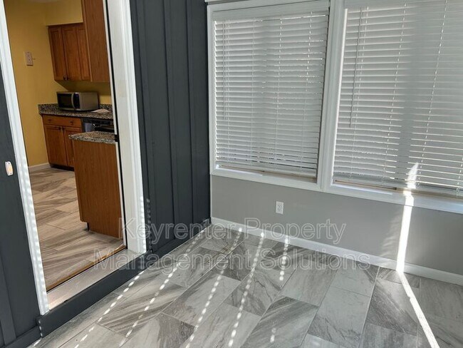 Building Photo - 33 Oak Ln