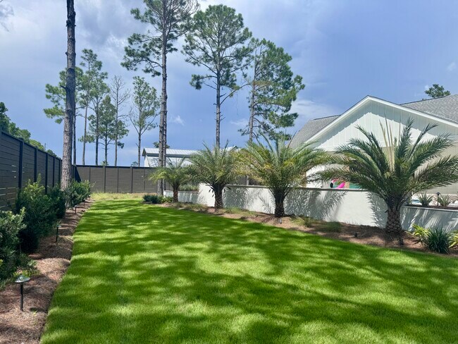 Building Photo - 493 Golf Club Dr