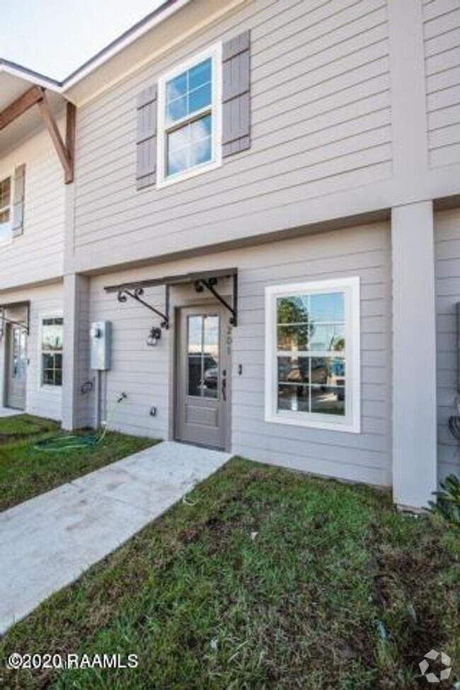 Building Photo - Gated Townhouse