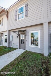 Building Photo - Gated Townhouse