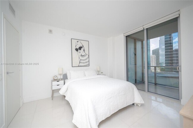 Building Photo - 1300 Brickell Bay Dr
