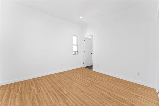 Building Photo - 4017 1/2 Mont Clair St-